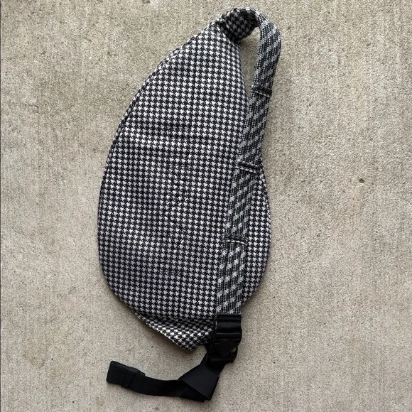 Kavu Black & White Houndstooth Rope Bag - Picture 2 of 3